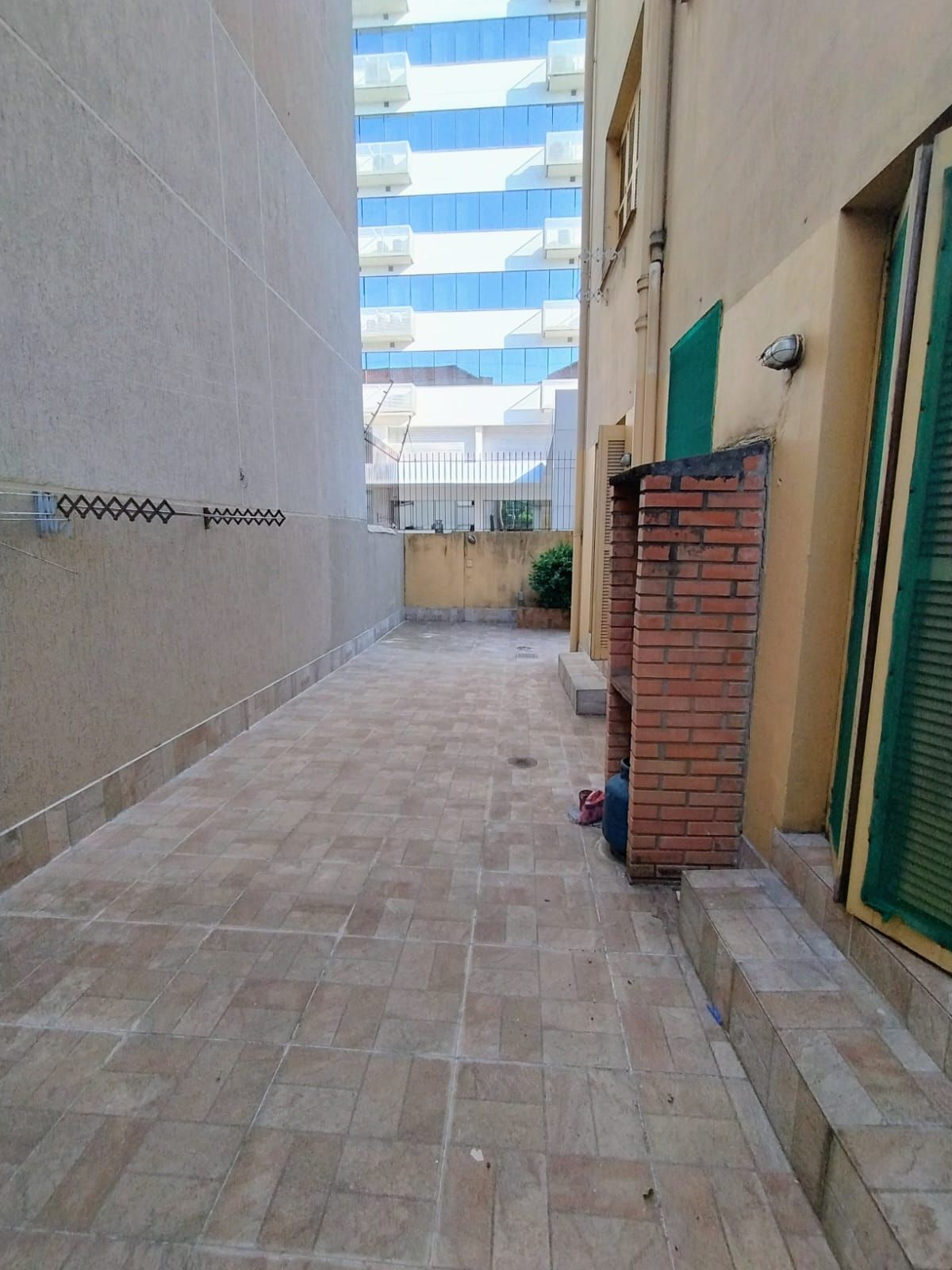 Apartamento térreo 2 quartos com amplo pátio em L no bairro Santana