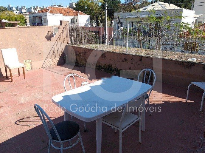 Casa à venda com 301m², 4 quartos, 1 suíte, 4 vagas no bairro Santo Antônio em Porto Alegre