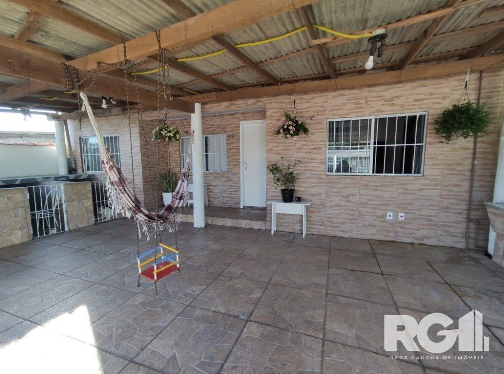 Casa à venda com 163m², 3 quartos, 2 vagas no bairro Restinga em Porto Alegre