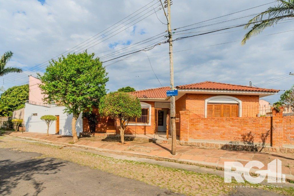 Casa 3 dormitórios no bairro Guarujá