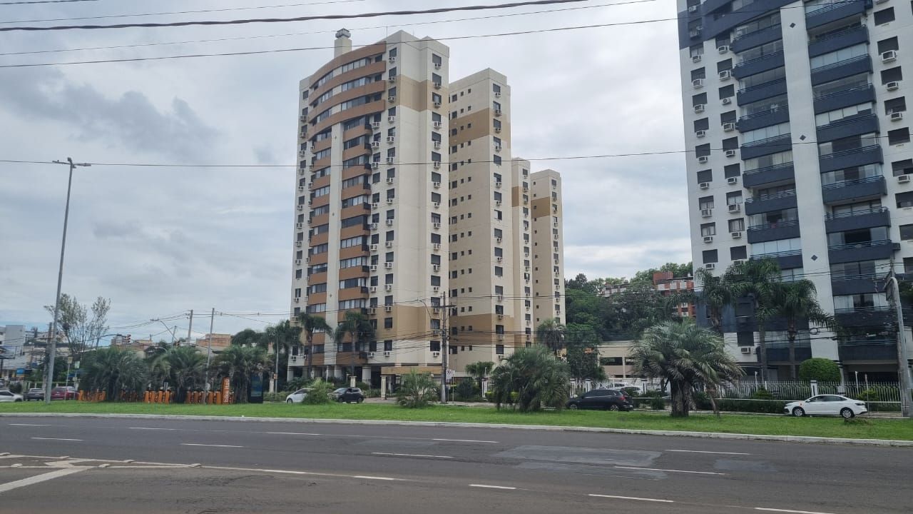 Apartamento 03 dormitórios, duas vagas individuais, edifício com infra, Bairro Cristal