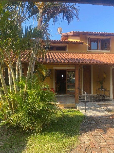 Casa à venda com 3 quartos, 258m² - Foto 1