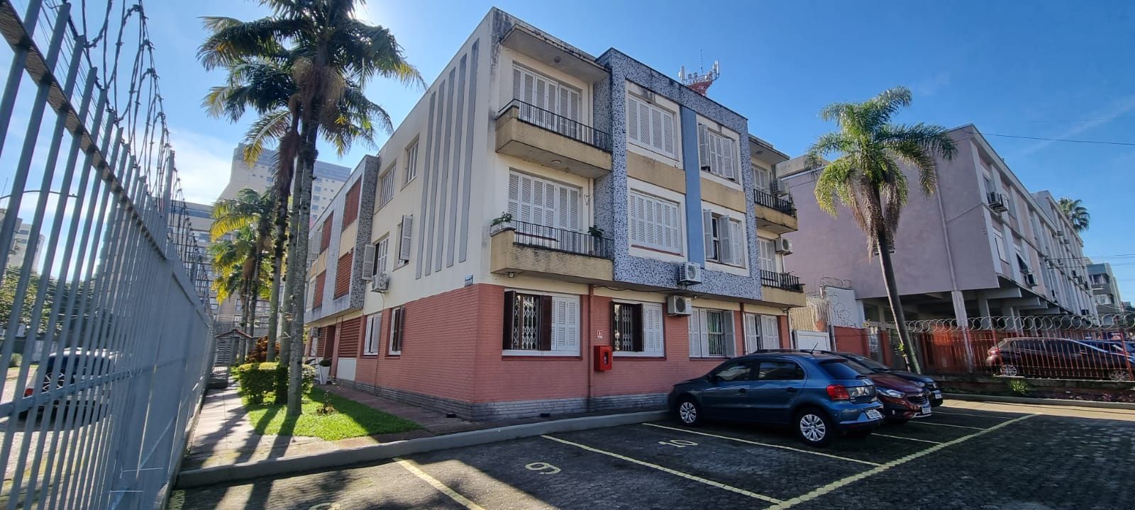 Apartamento 04  dormitórios  ou gabinete com 01 vaga no bairro Praia de Belas