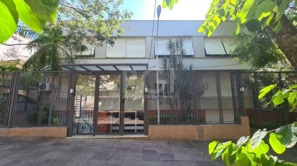 Apartamento 02 dormitórios com dependência e duas vagas no bairro São João.