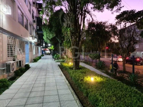 Apartamento, 2 dormitórios no bairro Vila Ipiranga em Porto Alegre para Comprar