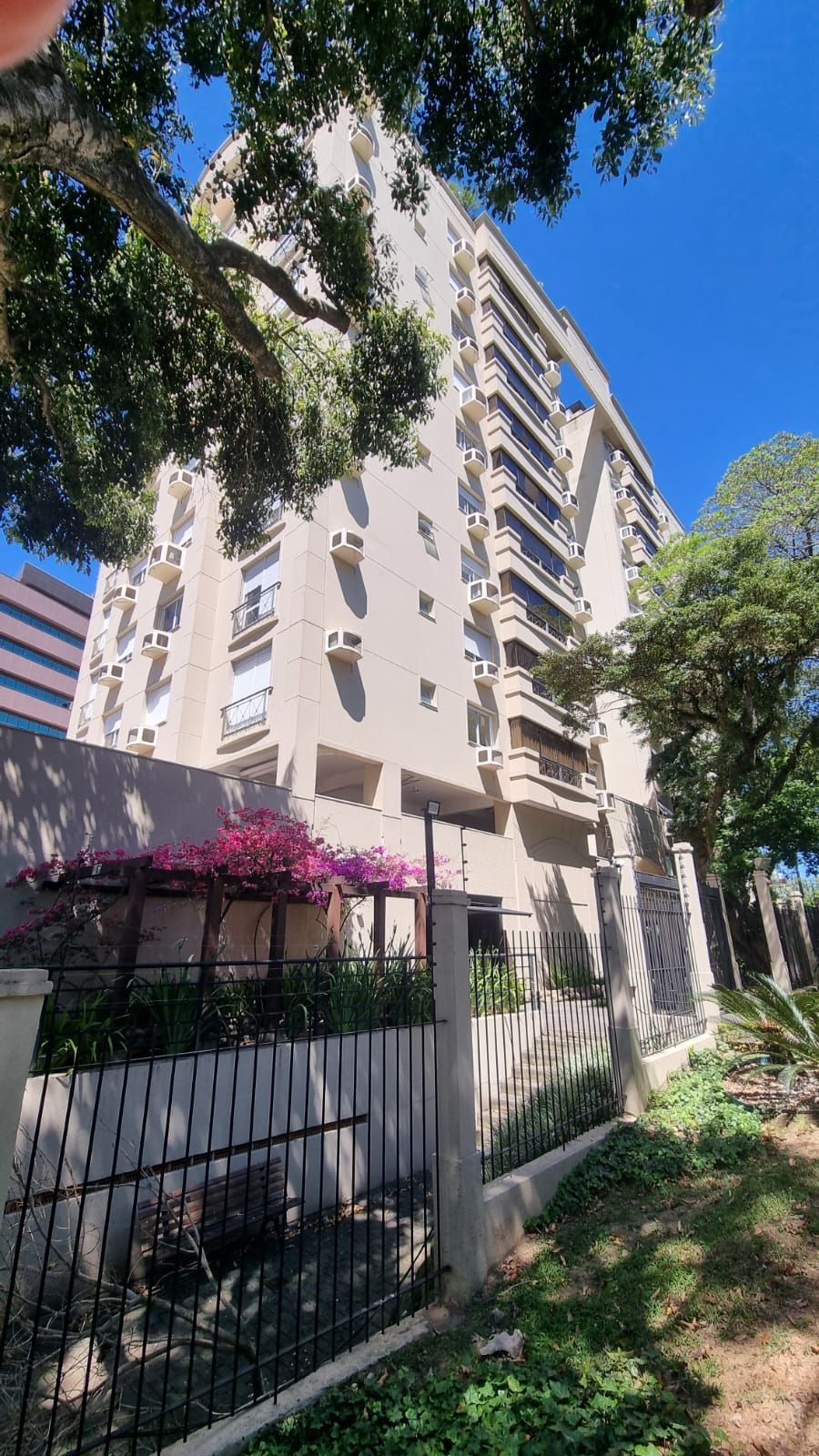 Apartamento 03 dormitórios 110mq e duas vagas, semi mobiliado,  no Bairro Auxiliadora para locação.