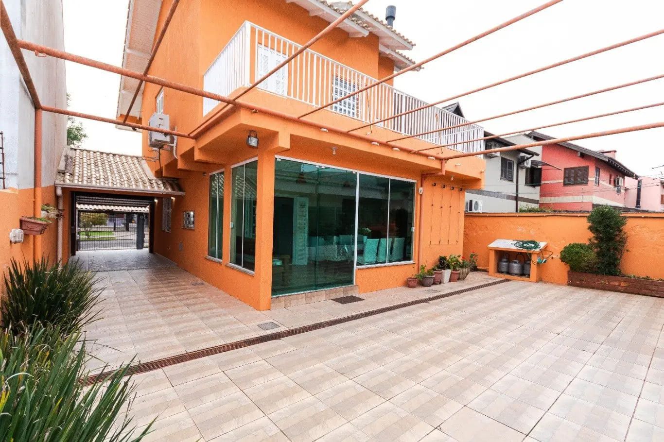 Casa com 3 dormitórios e 223m² à venda em Parque Santa Fé, Porto Alegre.