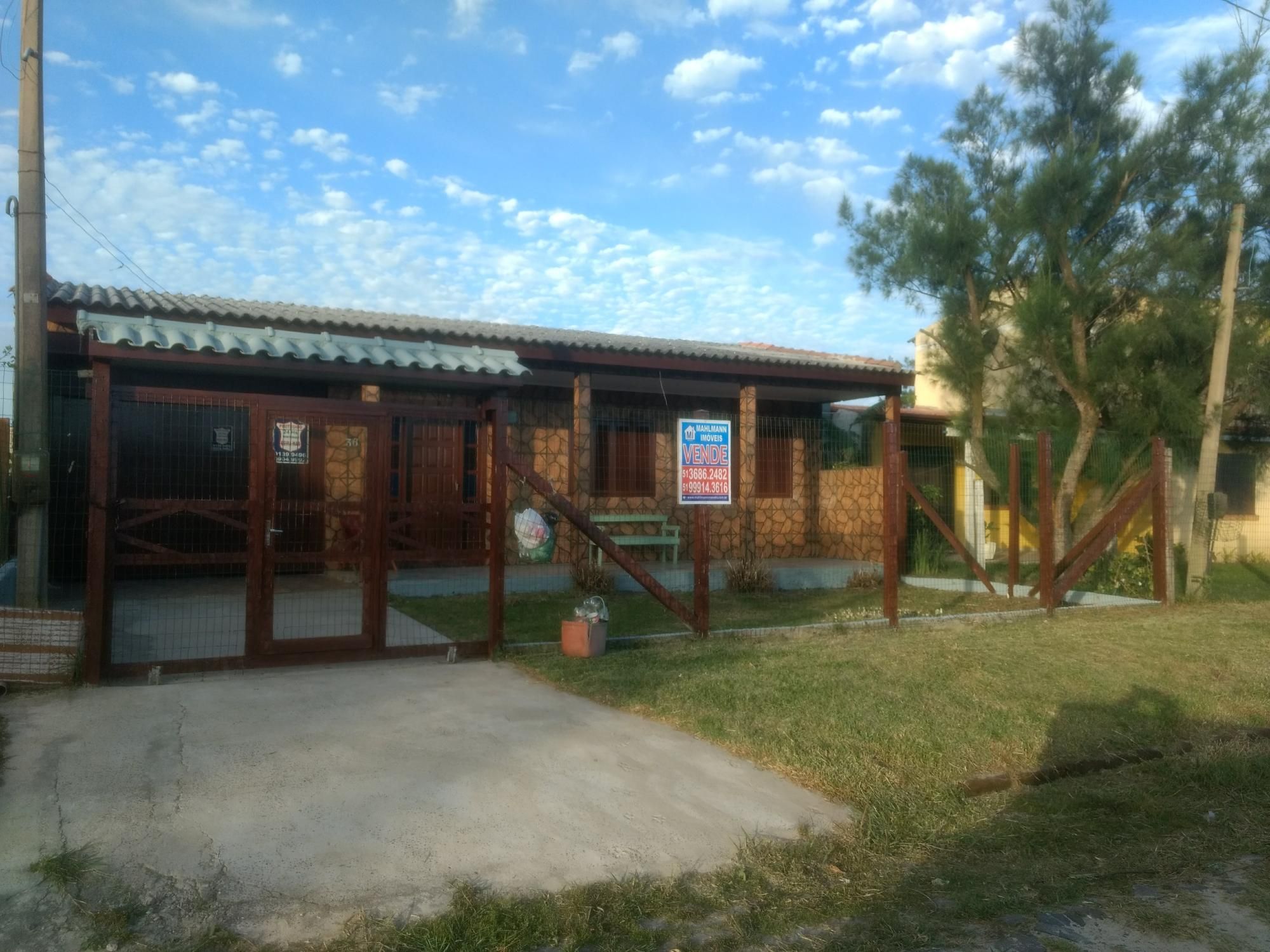 2 casas no pátio em Magistério