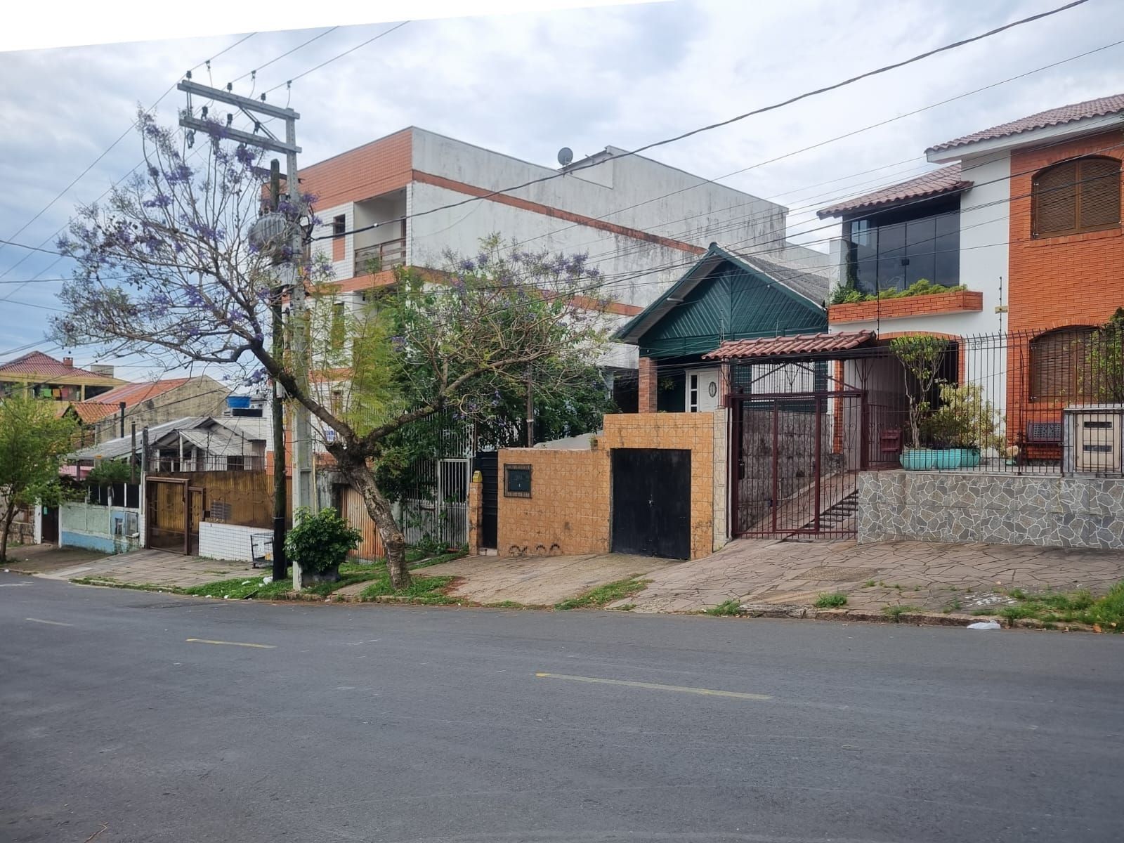 Terreno bem localizado com chalé e edícula – ótima oportunidade para investir!