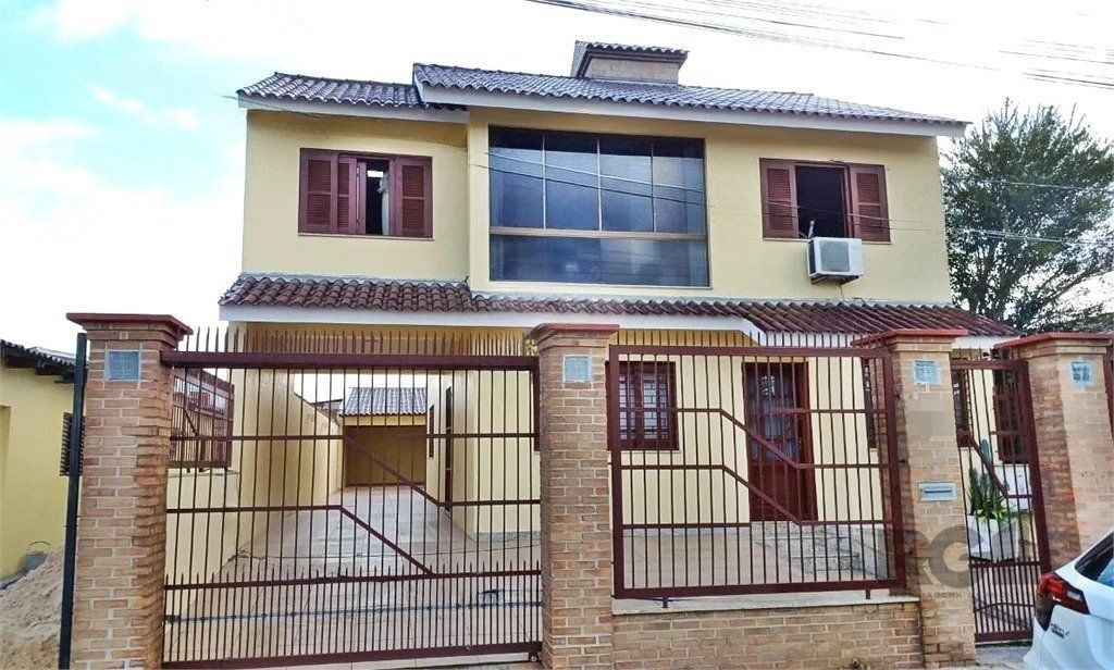 Casa à venda com 3 quartos, 237m² - Foto 1