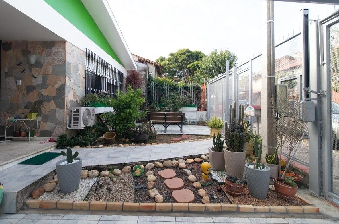 Casa com 4 dormitórios e energia solar no bairro Nonoai.