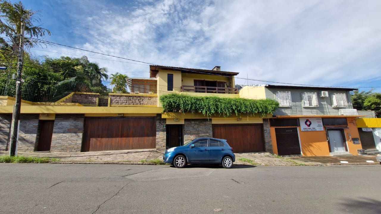 Casa de Cinema na Glória, com 500m² de área privada, 3 dormitórios, piscina, horta, lareira, elevador, gradeada 4 garagens