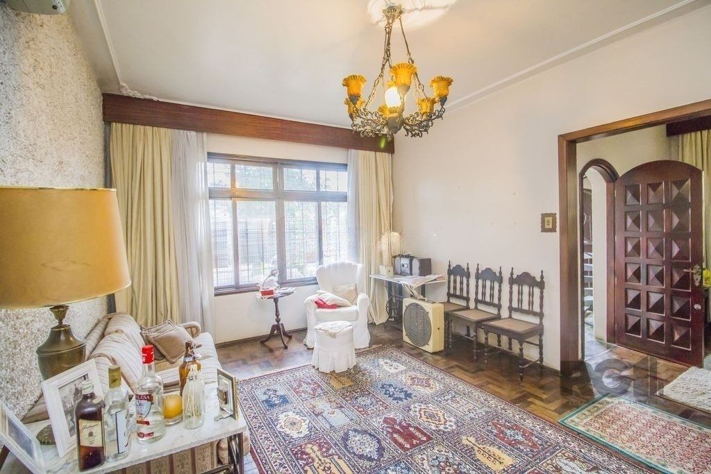 Casa à venda com 258m², 4 quartos, 1 suíte, 3 vagas no bairro Santa Tereza em Porto Alegre