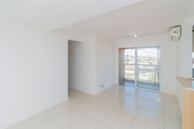 Apartamento de 2 dormitórios à venda em São Geraldo, Porto Alegre.