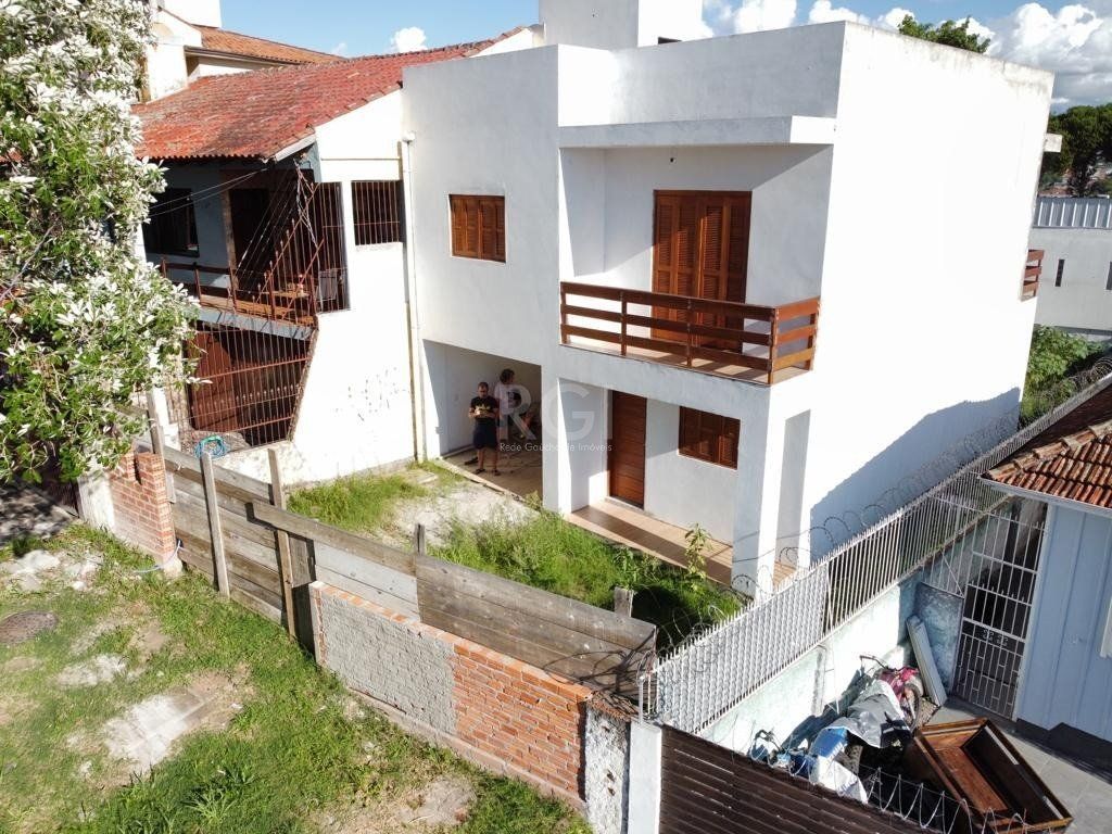 Casa à venda com 23m², 3 quartos, 1 suíte, 1 vaga no bairro Medianeira em Porto Alegre