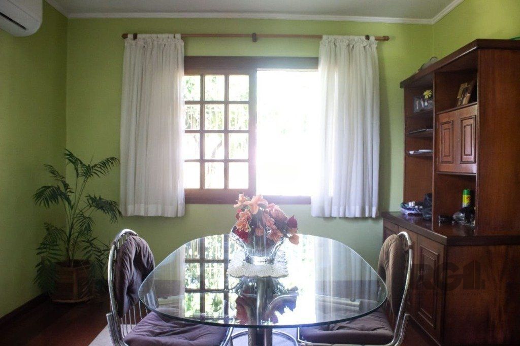 Casa à venda com 4 quartos, 298m², 1 suíte, 3 vagas, Rua Lola de Oliveira no bairro Parque Santa Fé em Porto Alegre
