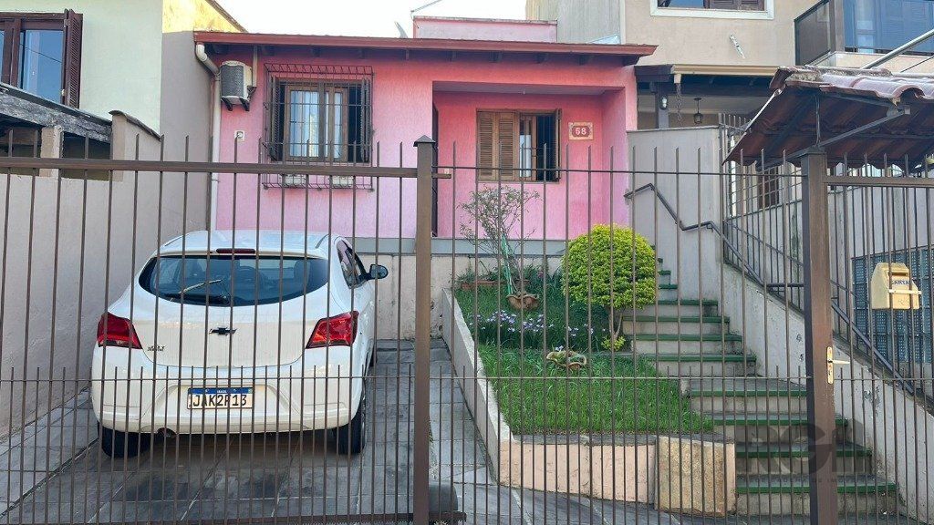 Casa à venda com 2 quartos, 81m², 1 vaga, Rua Tenente Isolino Segobia no bairro Vila Nova em Porto Alegre