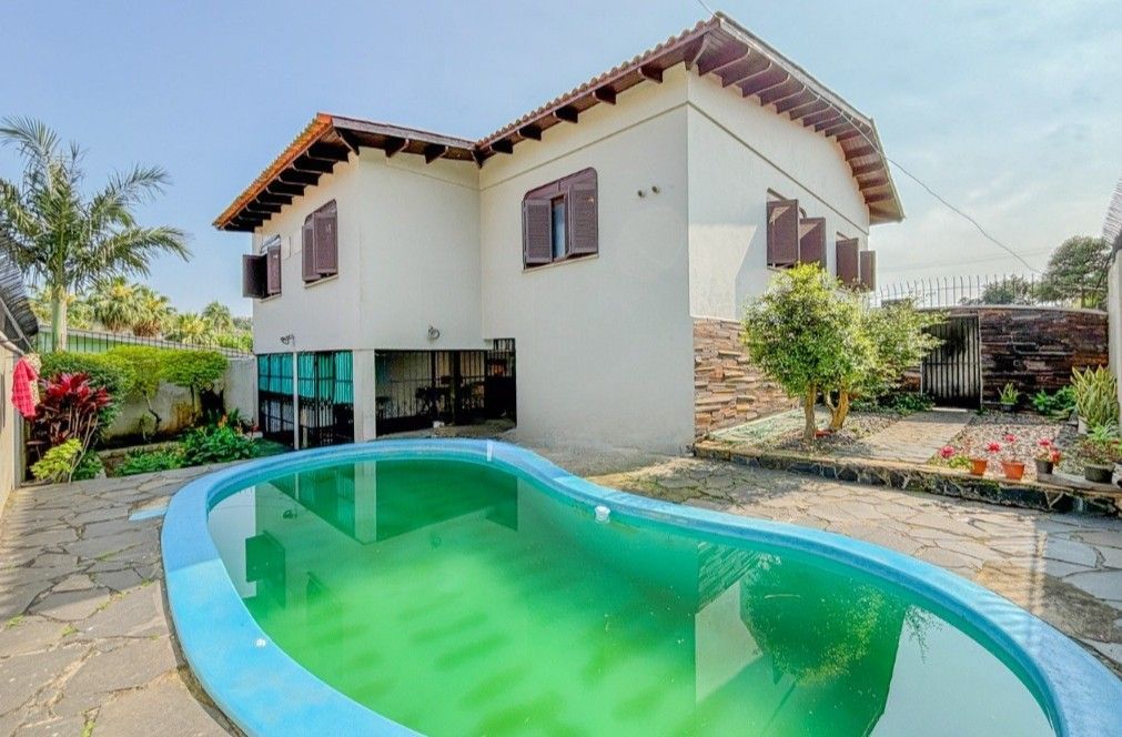 Casa 3 dormitórios com 6 vagas Bairro Teresópolis