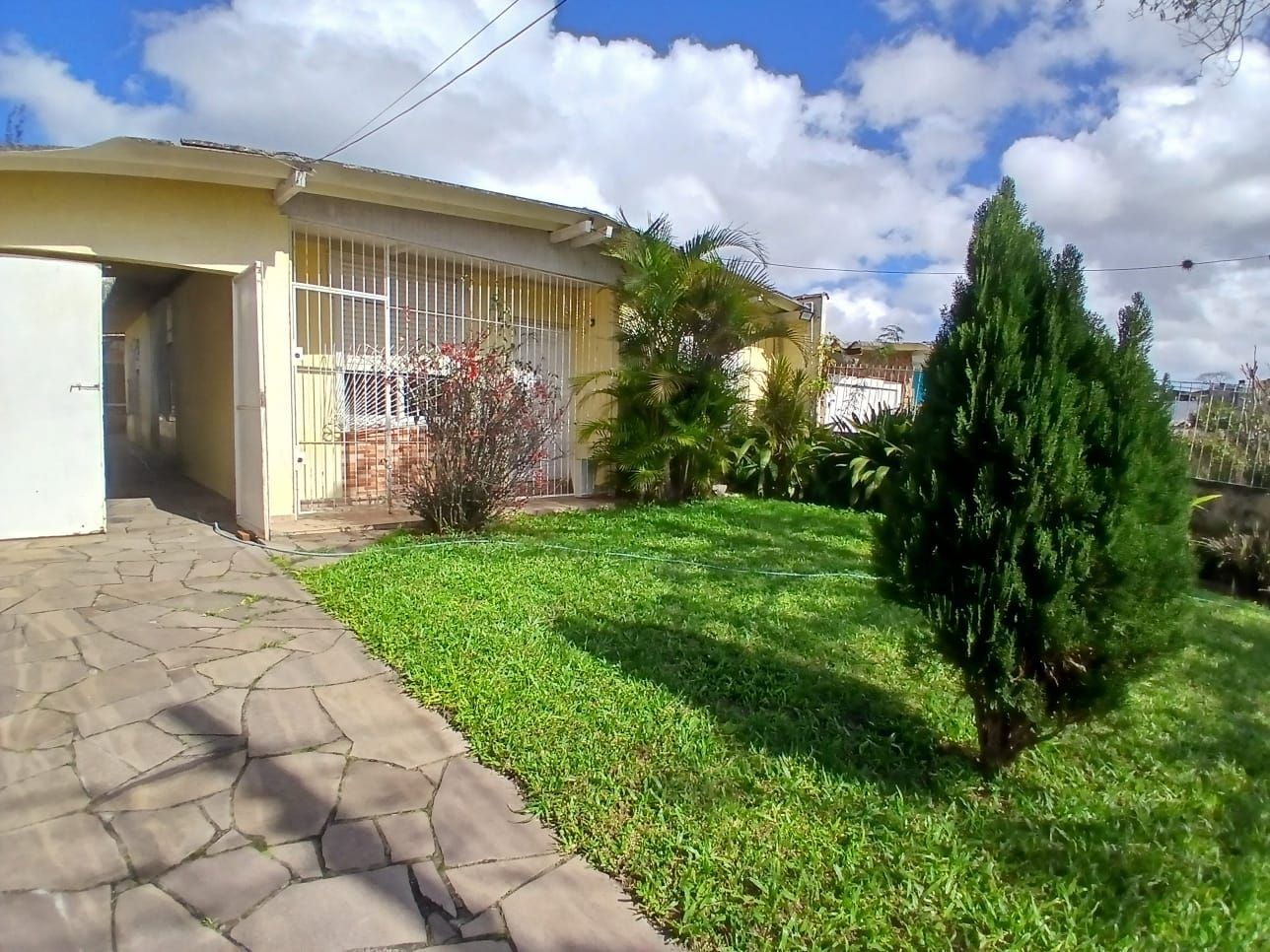 Ampla casa com patio no bairro Rubem Berta .