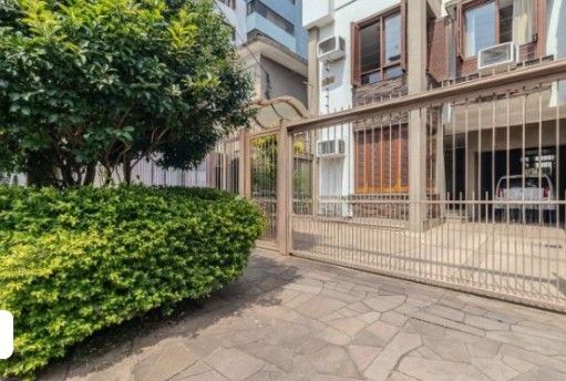 Casa com 4 dormitórios e 309m² à venda em Floresta, Porto Alegre.