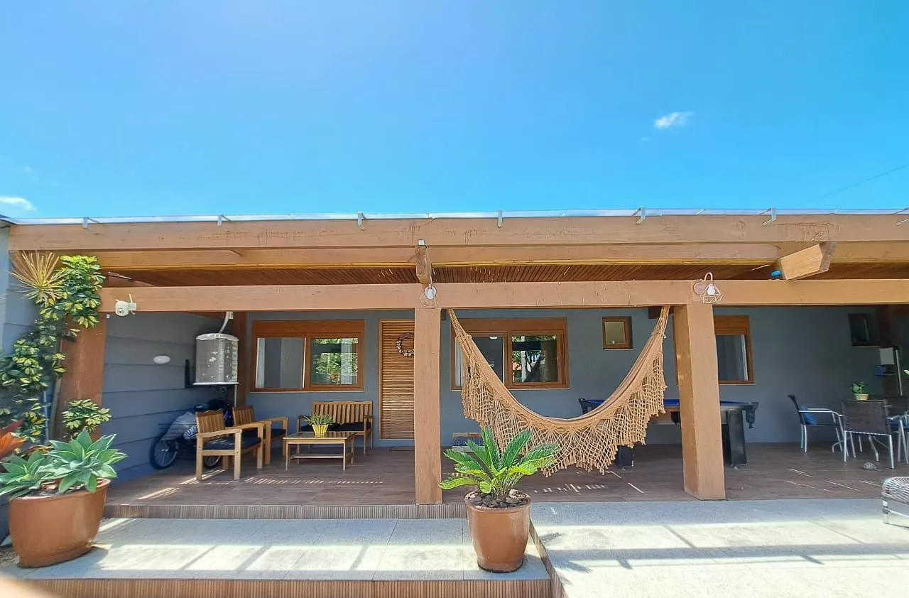 Casa com 04 dormitórios e piscina na praia de Imbé/ RS.