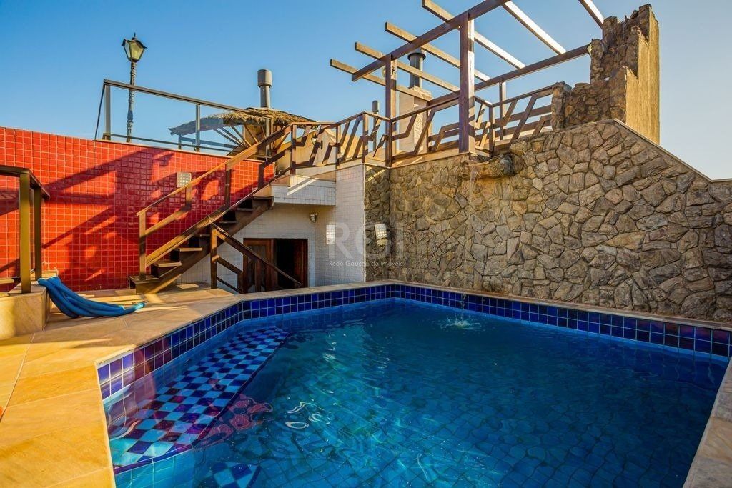 Casa à venda com 375m², 4 quartos, 1 suíte, 6 vagas no bairro Jardim Itu em Porto Alegre