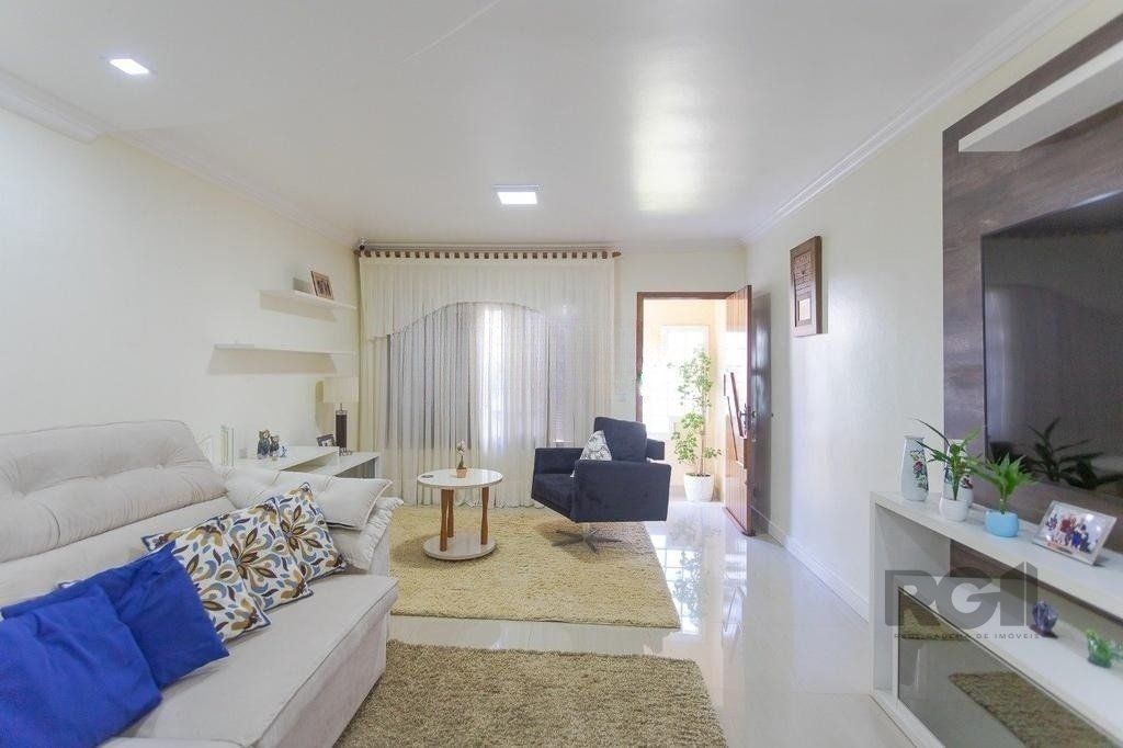 Casa à venda com 4 quartos, 229m² - Foto 1