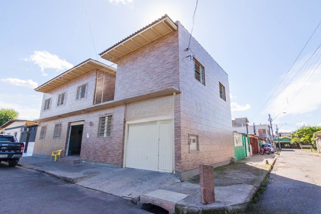 Casa com 3 quarto e 230m² à venda em Farrapos, Porto Alegre.