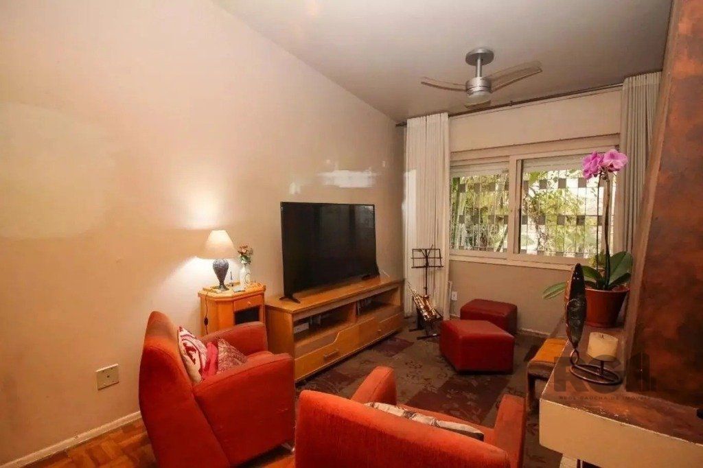 Casa à venda com 129m², 3 quartos, 2 vagas no bairro Medianeira em Porto Alegre
