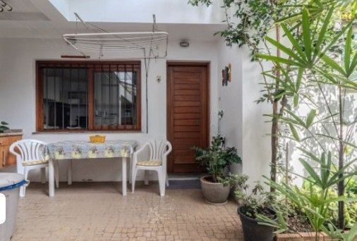 Casa com 4 dormitórios e 309m² à venda em Floresta, Porto Alegre.