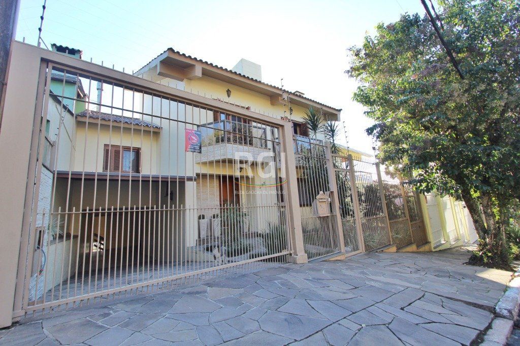 Casa à venda com 3 quartos, 250m², 1 suíte, Rua Fernando Osorio no bairro Teresópolis em Porto Alegre