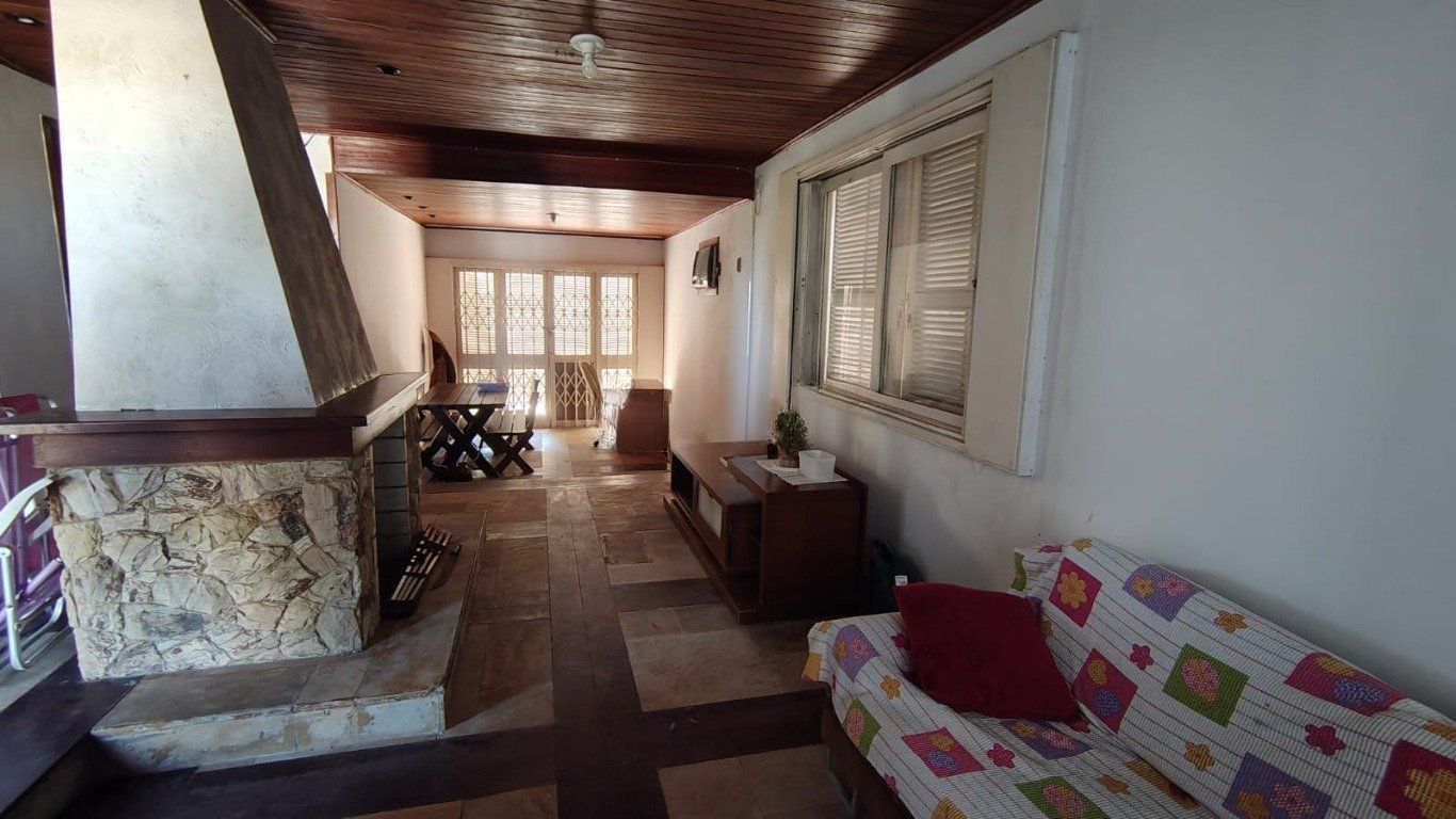 Casa de 3 dormitórios no bairro à venda em Vila Nova, Porto Alegre