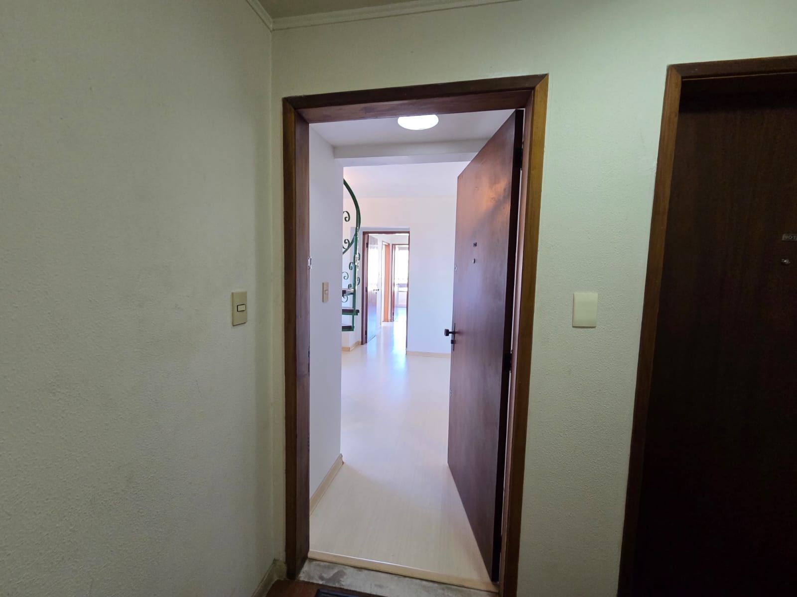 COBERTURA NO MENINO DEUS - 2 DORM, 2 BANH, 2 VAGAS COBERTAS - VISTA PANORÂMICA