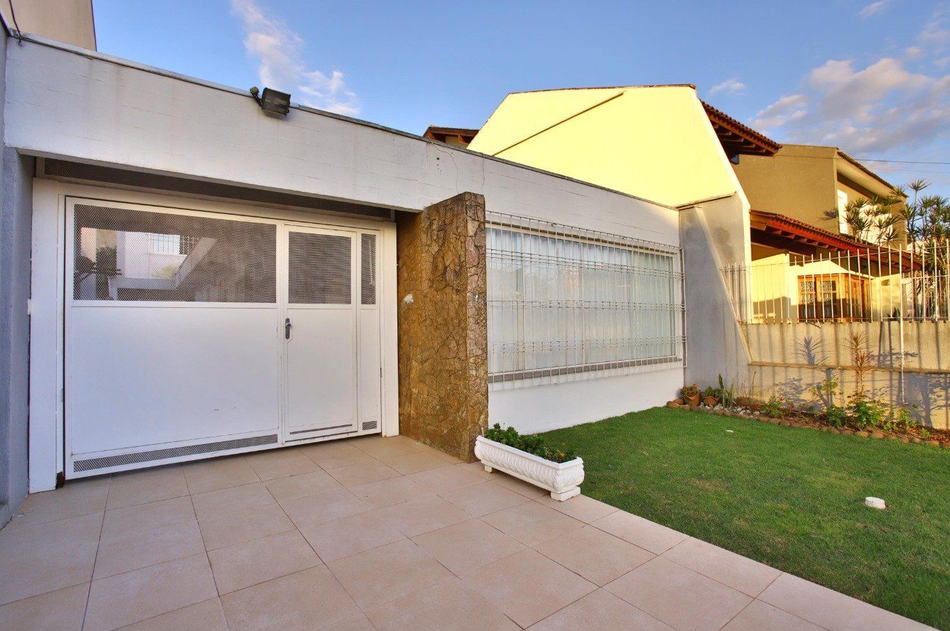 Casa com Edícula nos fundos, total de 5 dormitórios no Bairro gloria.