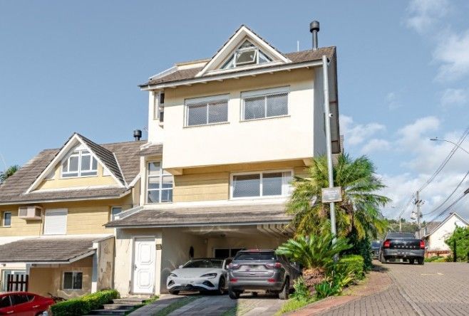 Casa em Condomínio à venda com 4 dormitórios, 248m² e 4 vagas no bairro Teresópolis, em Porto Alegre .