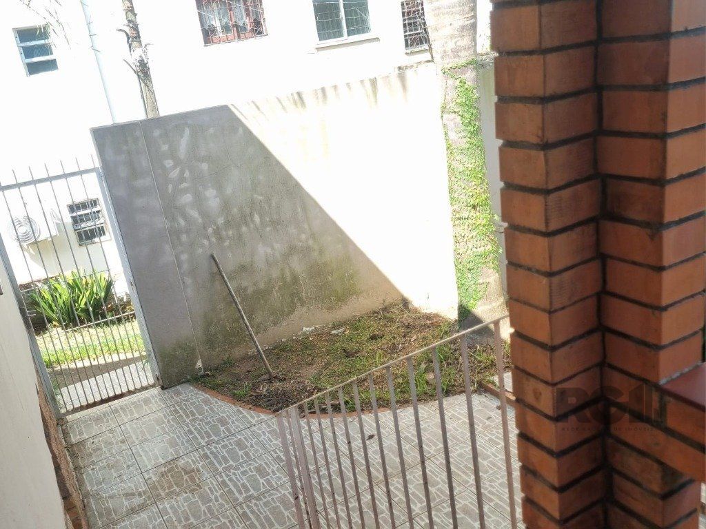 Casa à venda com 3 quartos, 140m², 1 vaga, Rua Dário Totta no bairro Teresópolis em Porto Alegre