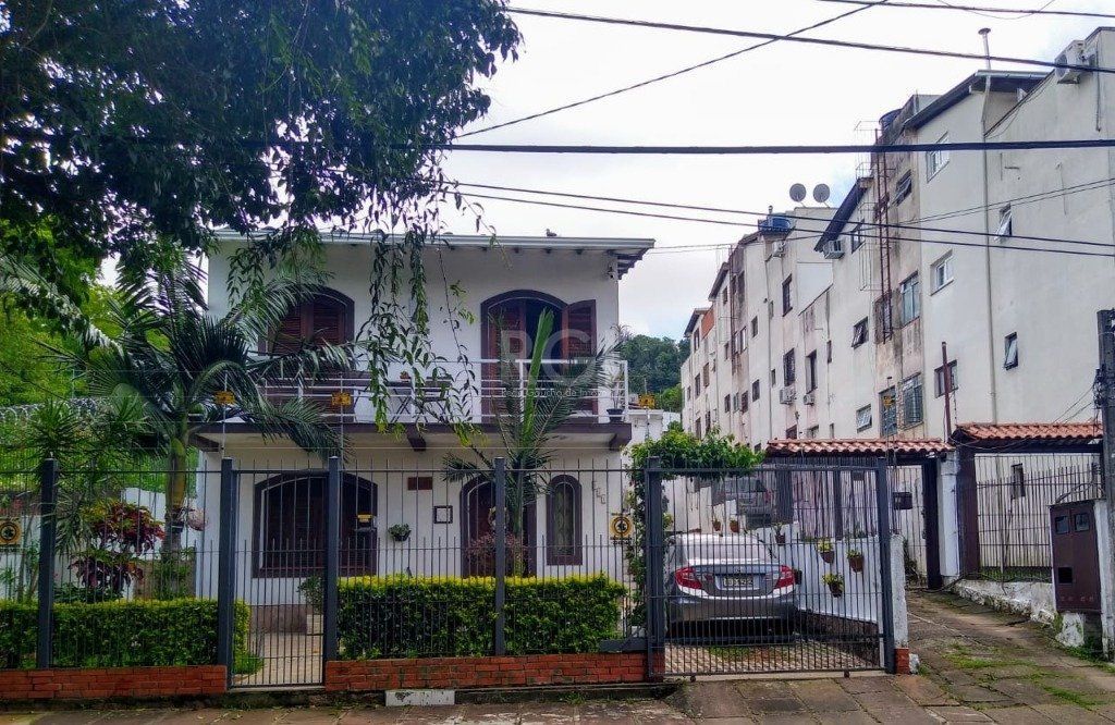 Casa à venda com 3 quartos, 240m² - Foto 2
