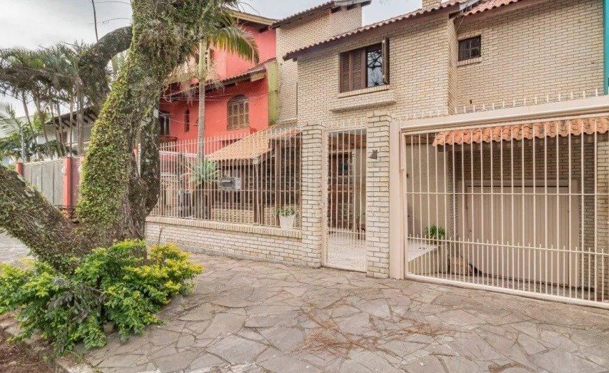 Casa de 3 dormitórios à venda em Ipanema, Porto Alegre.