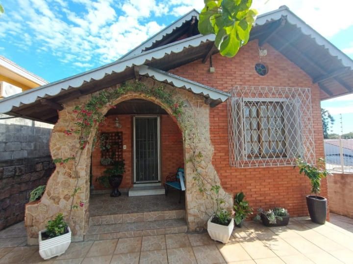 Casa para Venda - 142.8m², 4 dormitórios, 5 vagas - Teresópolis
