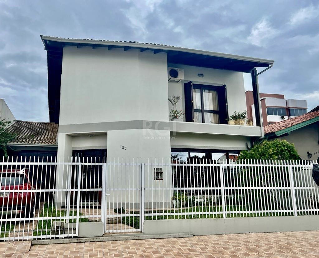 Casa para Venda - 240m², 4 dormitórios, sendo 2 suites, 3 vagas - Centro