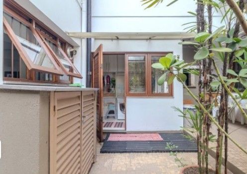 Casa com 4 dormitórios e 309m² à venda em Floresta, Porto Alegre.