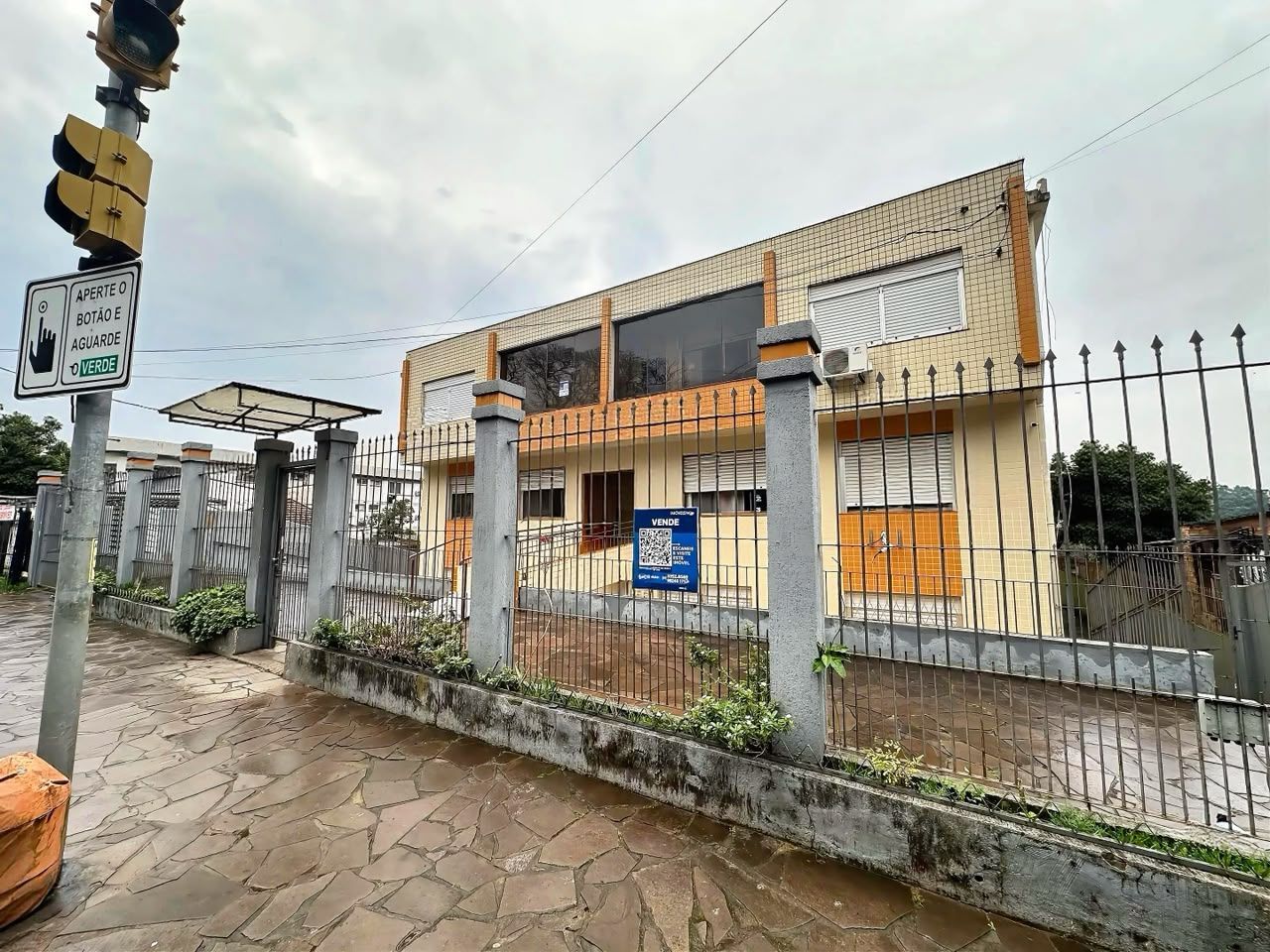 Apartamento 02 dormitórios, Dependência empregada completa, reformado