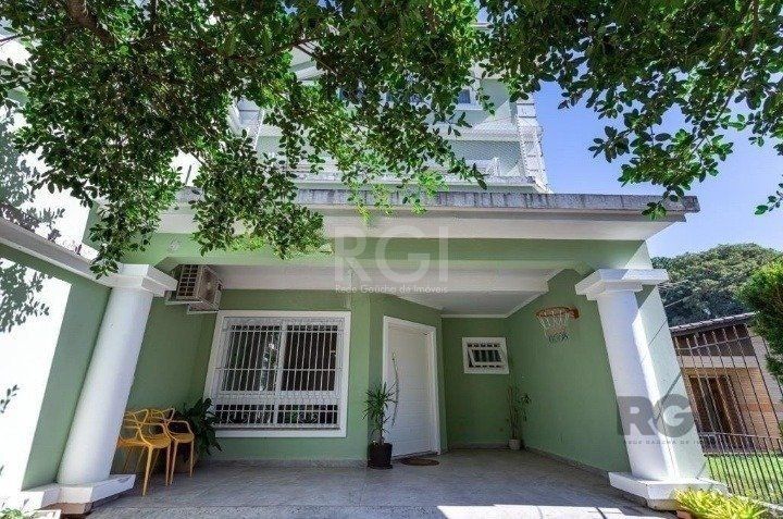 Casa com 03 dormitórios, 01 suíte, pátio, terraço com churrasqueira e vaga de garagem para 03 carros no bairro Ipanema
