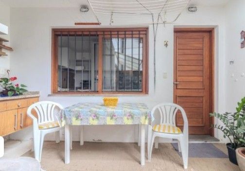 Casa com 4 dormitórios e 309m² à venda em Floresta, Porto Alegre.