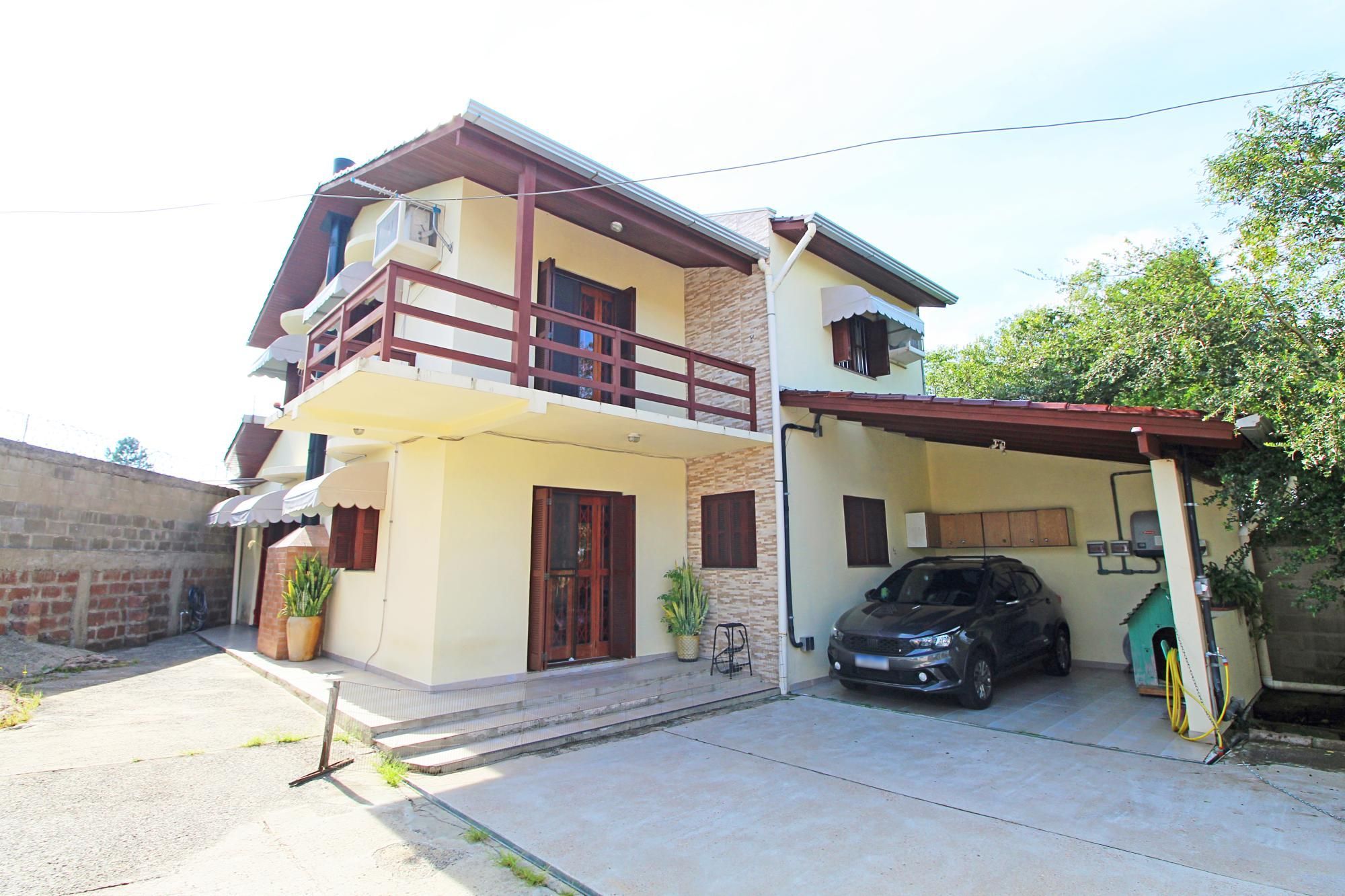 Duas casas em meio a muita natureza