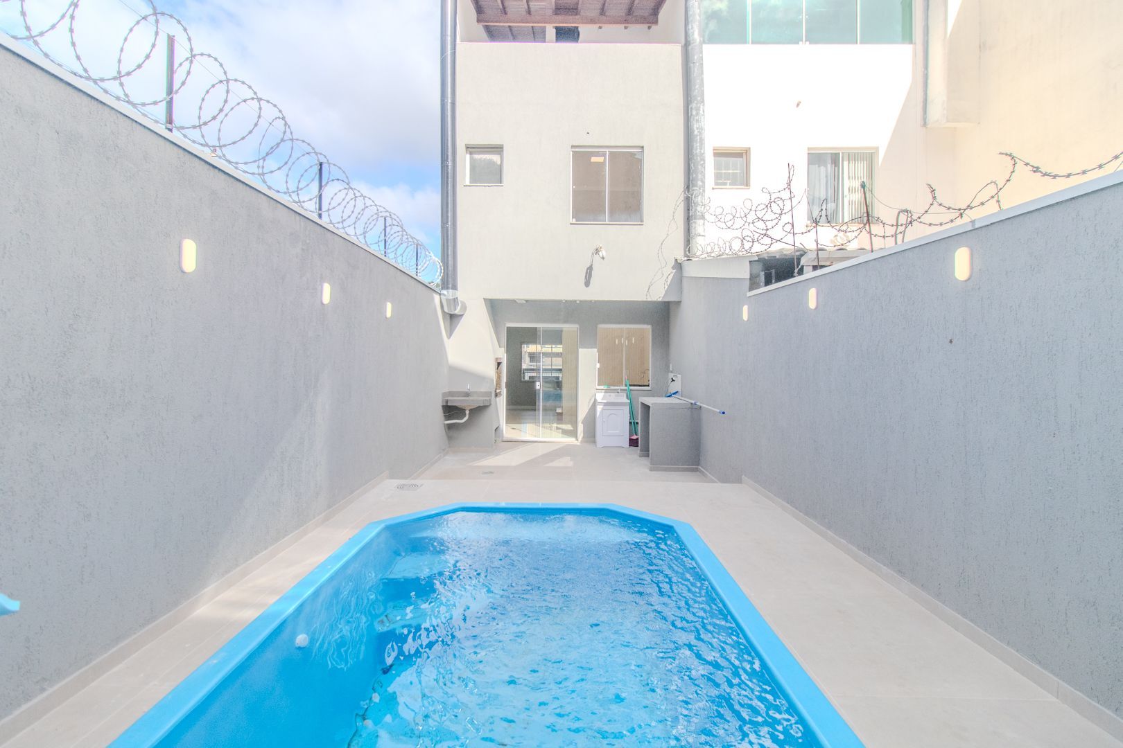 Casa à venda com 2 quartos, 112m² - Foto 1