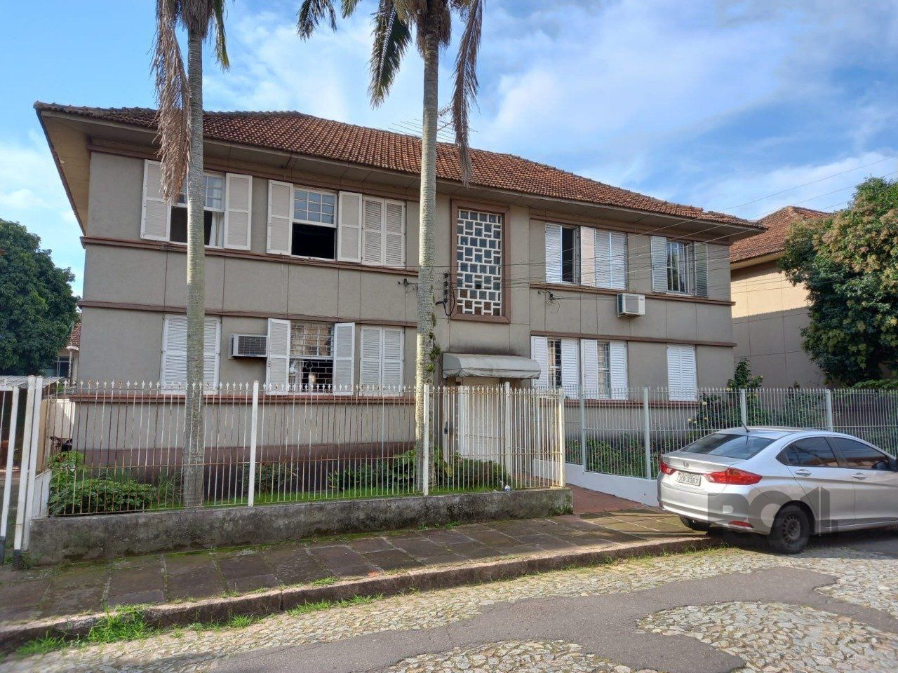 Apartamento 3 dormitórios com casa nos fundos