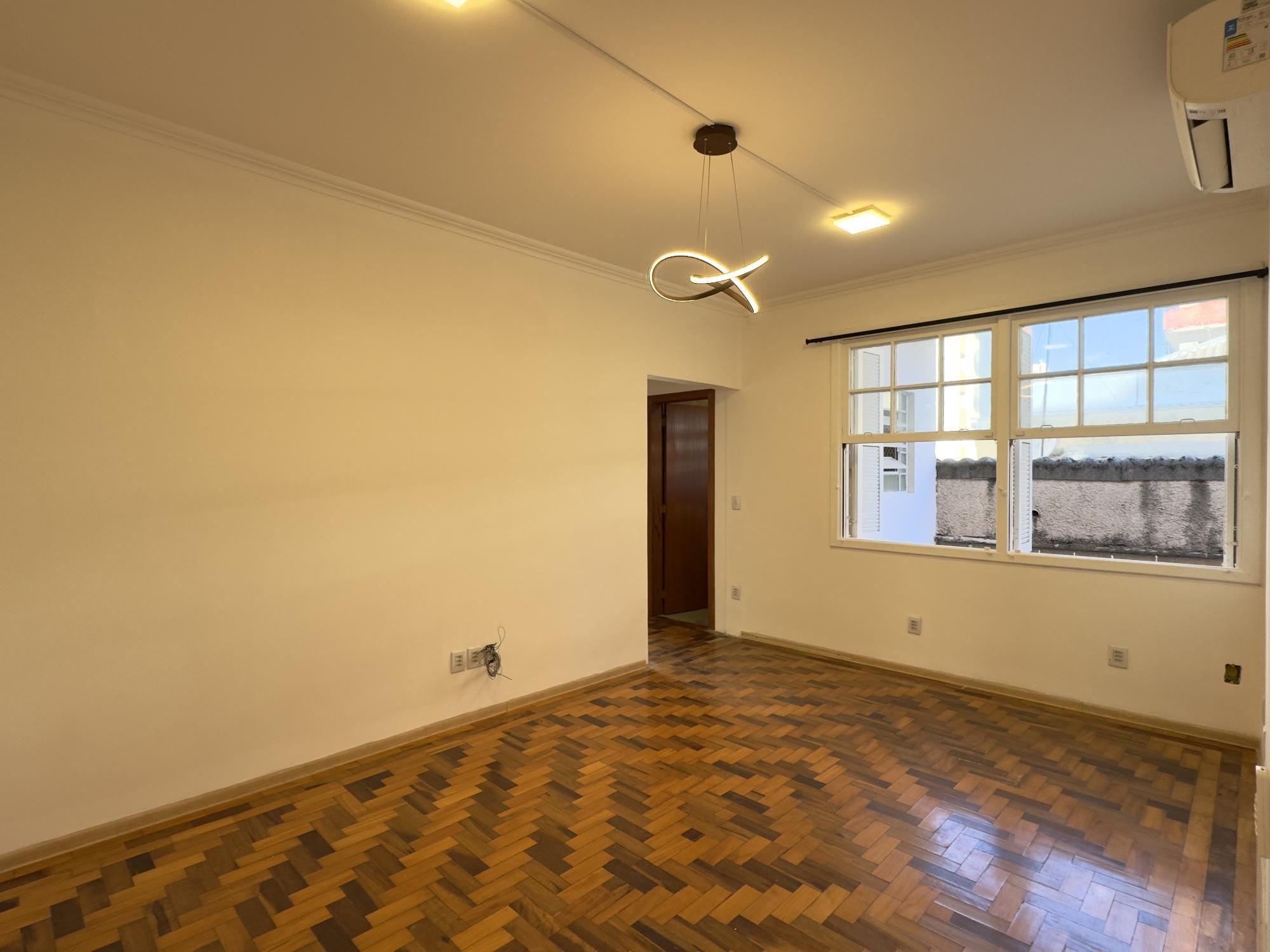 Apartamento reformado de 67m², 2 dormitórios com peças amplas na Praia de Belas
