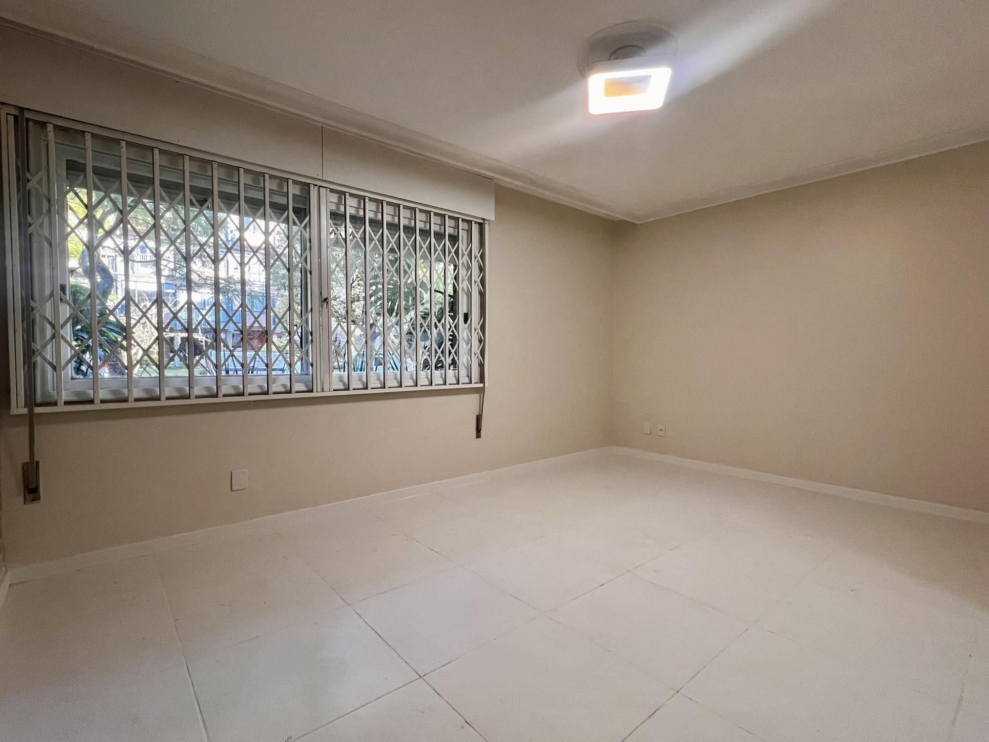 Apartamento térreo, 3 dormitórios com vaga de garagem