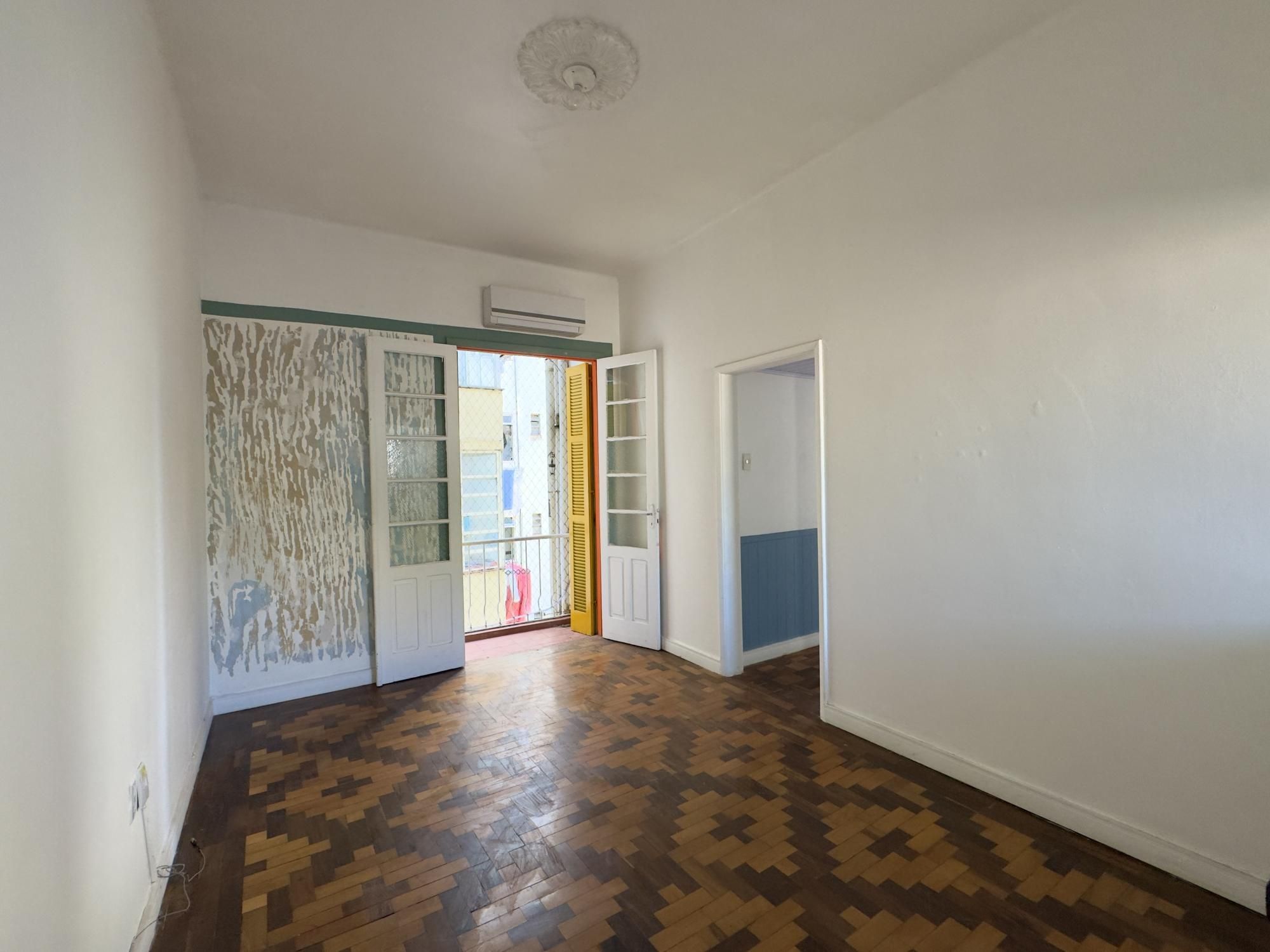 Apartamento 2 dormitórios super silencioso no Centro Histórico